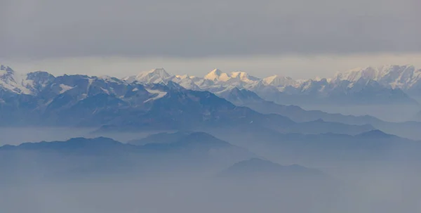 Himalaya Bergketen Onder Zware Bewolking Gezien Vanaf Een Lokale Vlucht — Stockfoto