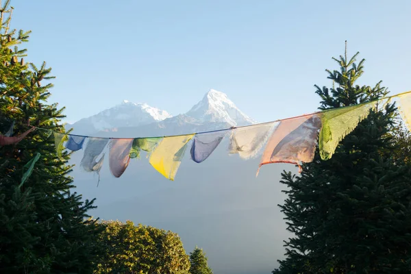 Banderas Oración Budistas Nepalíes Sostenidas Frente Pico Annapurna Himalaya Nepal —  Fotos de Stock