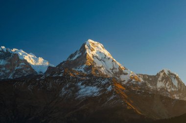 Himalaya sıradağlarındaki Machapuchare dağı Nepal 'deki Poon Hill kulesinden görüldü..