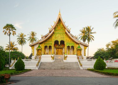 Haw Pha Bang altın Budist tapınağının önünde, Luang Prabang Unesco bölgesini korudu, Laos.