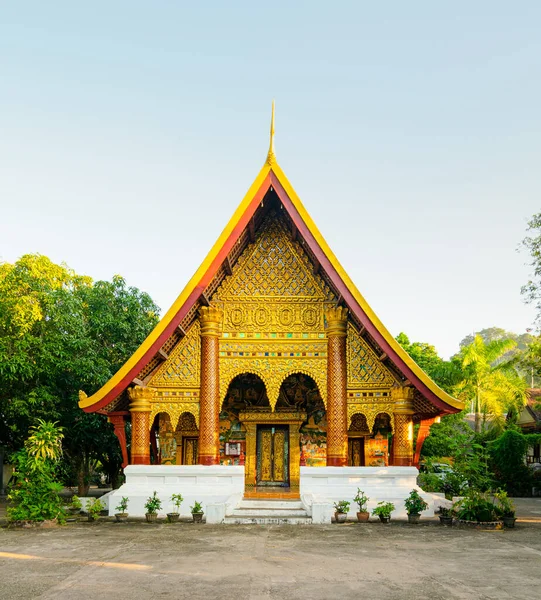 Fachada Templo Budista Com Decorações Esculpidas Douradas Telhado Azulejos Vientiane — Fotografia de Stock