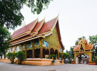 Wat Impeng Budist tapınağı, altın işlemeli süslemeler ve Vientiane, Laos 'ta döşenmiş çatı