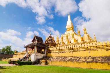 Vientiane, Laos 'taki Luang Budist Tapınağı' nın ana mabedi..