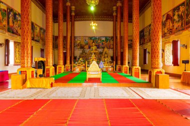 Pha 'nın ana dua salonu Luang Budist tapınağı, altın Buda heykeli ve tahtı, Vientiane, Laos' ta.