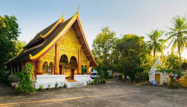 Vista Pôr Sol Templo Budista Com Decorações Esculpidas Douradas Telhado — Fotografia de Stock