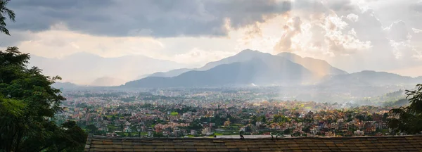 Nepal 'deki Shivapuri Nagsrjun Milli Parkı' ndan bulutlu gökyüzü ve günbatımı, şehir ve tepeleriyle Katmandu Vadisi Panoraması.