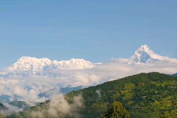 尼泊尔博克拉附近 喜马拉雅山脉 绿山之上的安娜普尔纳山脉 — 图库照片