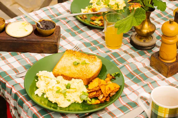Posiłek Śniadaniowy Pieczywem Tostowym Jajecznicą Grillowanymi Ziemniakami Talerzu Szachownicą — Zdjęcie stockowe