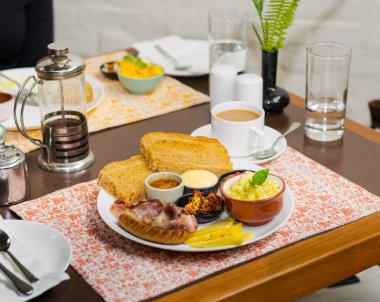 Geleneksel Hint-Nepal kahvaltı tabağı kızarmış ekmek, omlet, yoğurt, sosis, peynir, tereyağı ve köri..