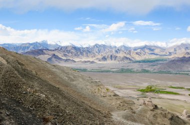 Stok Vadisi 'nin yeşil tarlaları ve Hint Himalayaları sıradağları, Stok, Ladakh, Hindistan' da popüler bir yürüyüş merkezi olan Budist stupa tapınağı ile
