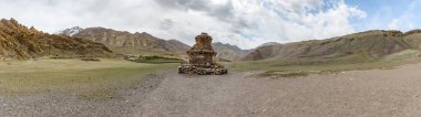 Hintli Himalayalar, Leh Bölgesi, Ladakh, Hindistan 'da bir patika boyunca uzanan yol kenarı Budist taşları.