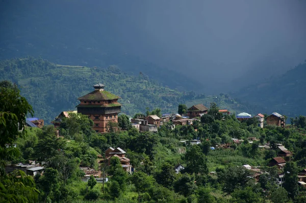 ヌワコット族の古代の城の塔は ネパールのヌワコット族の村の近くの丘の上から朝のもやに現れます — ストック写真