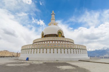 Shanti Stupa anıtı, bir Budist tapınağı ve Hindistan 'ın Ladakh Union bölgesindeki Leh tepesinde bir tapınak.