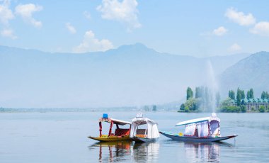 Hindistan 'ın başkenti Kaşmir' de popüler bir seyahat merkezi olan Srinagar Gölü 'nde romantik kaçışlar için turist mavnası.