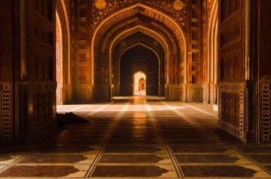Agra, Hindistan - 5 Mayıs 2015: Tac Mahal ana camiinin dekore edilmiş koridorları ve koridorları, Agra, Hindistan
