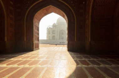 Agra, Hindistan - 5 Mayıs 2015: Hindistan 'ın Agra kentindeki Tac Mahal ana mozolesinin perspektifi