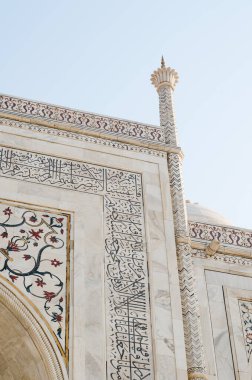 Agra, Hindistan - 5 Mayıs 2015: Yeni restore edilen Taj Mahal mozolesinde, Hindistan 'ın Agra kentinde yenilenmiş taş işleri ve beyaz mermer sergileniyor