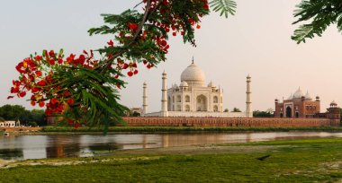 Hindistan 'ın Agra kentindeki Tac Mahal mozolesi, Yamuna nehrinin diğer kıyısından, Ayın Bahçesi yakınlarında gün batımında görüldü..