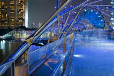 Singapur - 20 Ekim 2015: Helix köprüsünün Marina Körfezi üzerindeki perspektif görüntüsü, gece, Singapur şehir merkezinde. DNA şekilli üst geçit, 2010 yılında Marina Körfezi 'nin geliştirme planının bir parçasıydı.