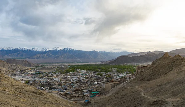 Panorama Cidade Leh Templo Tsemo Maitreya Com Cordilheira Himalaia Vale — Fotografia de Stock