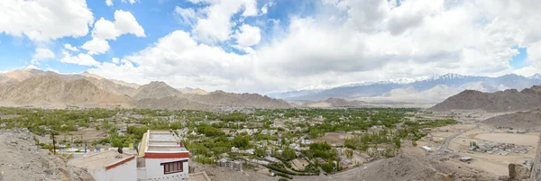 Panorama Cidade Leh Shanti Hill Stupa Com Cordilheira Himalaia Vale — Fotografia de Stock