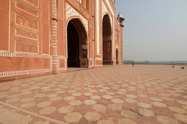 Žena Hledící Mešitu Taj Mahal Červená Pískovcová Fasáda Poblíž Památníku — Stock fotografie