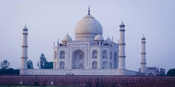 印度阿格拉的泰姬陵 Taj Mahal Mausoleum 日出时分 在月亮花园附近的河岸上可以看到 — 图库照片
