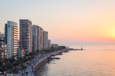 Benedictine dolabında sütunlu Barok merkezi avlusu şimdi Universita dei Benedettini 'nin bir parçası, Catania, Sicilya, İtalya.