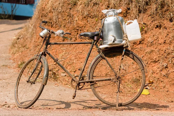 Una Bicicleta Vieja Oxidada Encuentra Lado Carretera Kerala India Utilizado — Foto de Stock