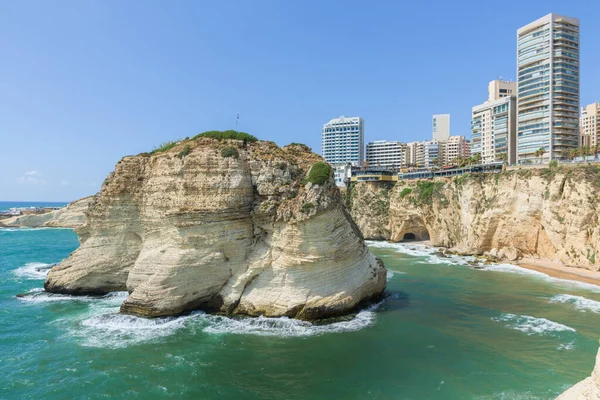 Raouche, Güvercin Kayası ve Mağarası, Beyrut, Lübnan 'da turistik bir kaya kayalığı..