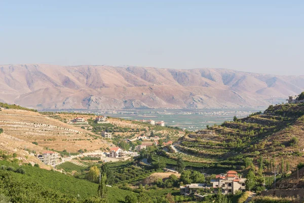 Bekaa Vadisi 'nin Fourzol üzerindeki manzarası, antik Roma tapınağı Niha ve Lübnan karşıtı dağlarla, Zahle, Lübnan' da