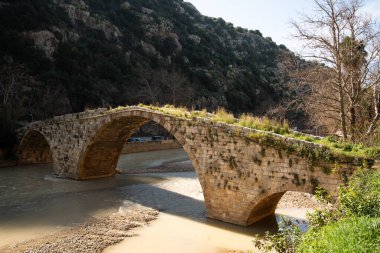 Sultan Makluk tarafından Beyrut, Lübnan yakınlarındaki Nahr al Kalb köpek nehrinin üzerine inşa edilmiş bir ortaçağ taş köprüsü..