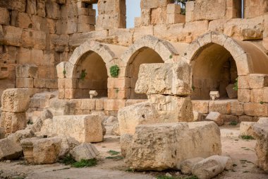 Antik Baküs tapınağı, Jüpiter-Baal miras alanı, Baalbek, Bekaa Vadisi, Lübnan 'da kireç taşına oyulmuş dekorlar ve Roma mimarisi.