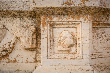 Antik Baküs tapınağı, Jüpiter-Baal miras alanı, Baalbek, Bekaa Vadisi, Lübnan 'da kireç taşına oyulmuş dekorlar ve Roma mimarisi.