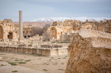 Antik Baküs tapınağı, Jüpiter-Baal miras alanı, Baalbek, Bekaa Vadisi, Lübnan 'da kireç taşına oyulmuş dekorlar ve Roma mimarisi.
