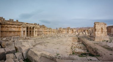 Antik Baküs tapınağı, Jüpiter-Baal miras alanı, Baalbek, Bekaa Vadisi, Lübnan 'da kireç taşına oyulmuş dekorlar ve Roma mimarisi.