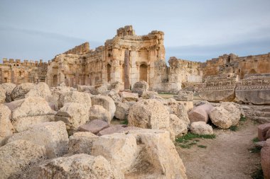 Antik Baküs tapınağı, Jüpiter-Baal miras alanı, Baalbek, Bekaa Vadisi, Lübnan 'da kireç taşına oyulmuş dekorlar ve Roma mimarisi.