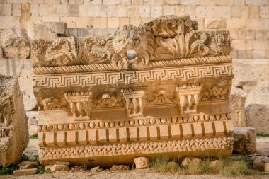 Antik Baküs tapınağı, Jüpiter-Baal miras alanı, Baalbek, Bekaa Vadisi, Lübnan 'da kireç taşına oyulmuş dekorlar ve Roma mimarisi.