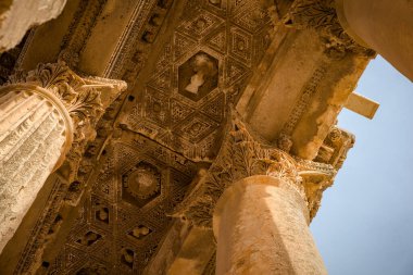 Antik Baküs tapınağı, Jüpiter-Baal miras alanı, Baalbek, Bekaa Vadisi, Lübnan 'da kireç taşına oyulmuş dekorlar ve Roma mimarisi.