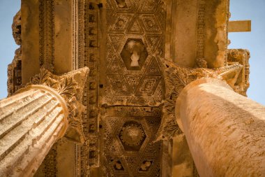Antik Baküs tapınağı, Jüpiter-Baal miras alanı, Baalbek, Bekaa Vadisi, Lübnan 'da kireç taşına oyulmuş dekorlar ve Roma mimarisi.
