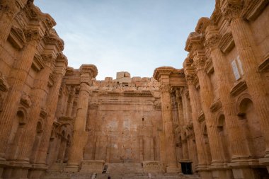 Antik Baküs tapınağı, Jüpiter-Baal miras alanı, Baalbek, Bekaa Vadisi, Lübnan 'da kireç taşına oyulmuş dekorlar ve Roma mimarisi.