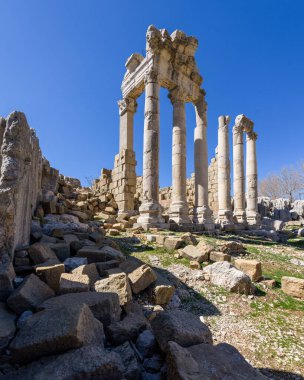 Zeus Baal 'a adanmış antik bir Roma tapınağı ve Bizans döneminden kalma bir bazilika, Lübnan' ın Faraya yakınlarındaki Lübnan Dağı yamaçlarındaki Faqra 'daki Nahr al Kalb Vadisi' nin başında bulunuyor.