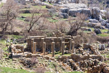 Zeus Baal 'a adanmış antik bir Roma tapınağı ve Bizans döneminden kalma bir bazilika, Lübnan' ın Faraya yakınlarındaki Lübnan Dağı yamaçlarındaki Faqra 'daki Nahr al Kalb Vadisi' nin başında bulunuyor.