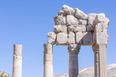 Zeus Baal 'a adanmış antik bir Roma tapınağı ve Bizans döneminden kalma bir bazilika, Lübnan' ın Faraya yakınlarındaki Lübnan Dağı yamaçlarındaki Faqra 'daki Nahr al Kalb Vadisi' nin başında bulunuyor.