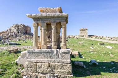 Zeus Baal 'a adanmış antik bir Roma tapınağı ve Bizans döneminden kalma bir bazilika, Lübnan' ın Faraya yakınlarındaki Lübnan Dağı yamaçlarındaki Faqra 'daki Nahr al Kalb Vadisi' nin başında bulunuyor.