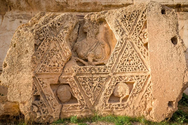 Décors Sculptés Architecture Romaine Calcaire Dans Ancien Temple Bacchus Site — Photo