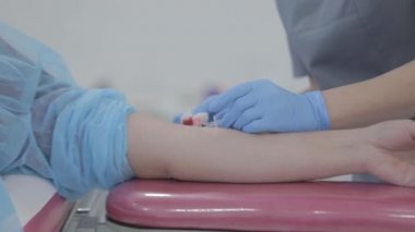 Doktor antivirüs enjeksiyonu yapıyor. Covid-19, Coronavirüs.
