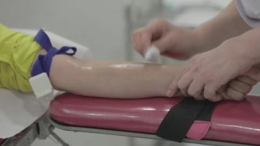 Doktor antivirüs enjeksiyonu yapıyor. Covid-19, Coronavirüs.