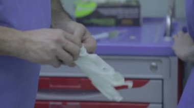 Coronavirus koruması, tıbbi eldiven giyen doktor.