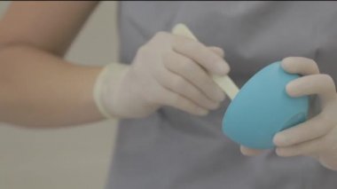 Doktor krem karıştırıyor.